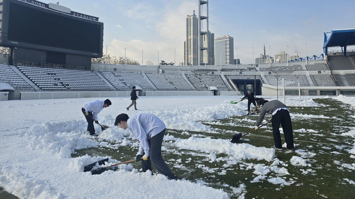 그라운드에 쌓인 눈을 직접 제설하고 있는 구단 프런트 및 사업소 관계자